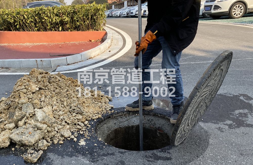 306宝塔桥管道油块清理